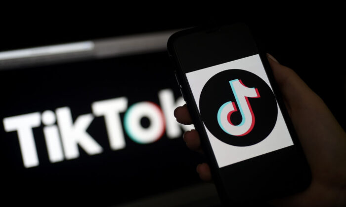 Biểu tượng ứng dụng của TikTok trên màn hình iPhone. (Ảnh Olivier Douliery / AFP qua Getty Images)
