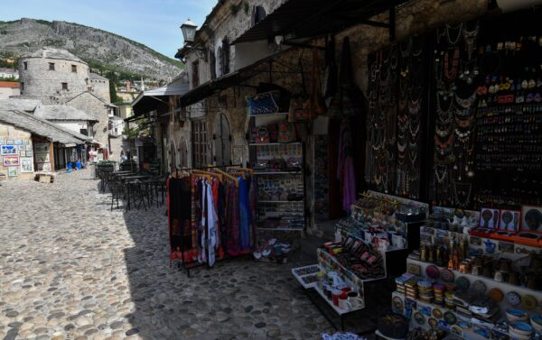 Khu vực lịch sử cũ của Mostar, Bosnia và Herzegovina vào ngày 8/5/2020. (Ảnh Elvis Barukcic / AFP / Getty Images)