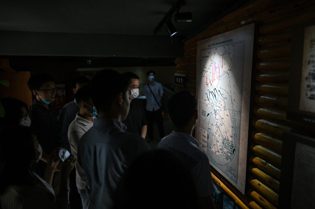 Người dân Trung Quốc nhìn bản đồ bán đảo Triều Tiên tại Bảo tàng Kỷ niệm Quân tình nguyện Nhân dân Trung Quốc ở Thượng Hải, Trung Quốc hôm 17/6/2020. (Ảnh Hector Retamal / AFP qua Getty Images)