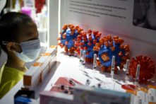 Trung Quốc: Trẻ 11 tuổi bị chích vaccine mà cha mẹ không đồng ý hoặc không hay biết