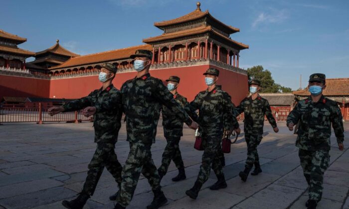 Các cảnh sát bán quân sự đeo khẩu trang diễn hành bên cạnh lối vào Tử Cấm Thành ở Bắc Kinh vào ngày 20/9/2020. (Ảnh Nicolas Asfouri/ AFP qua Getty Images)