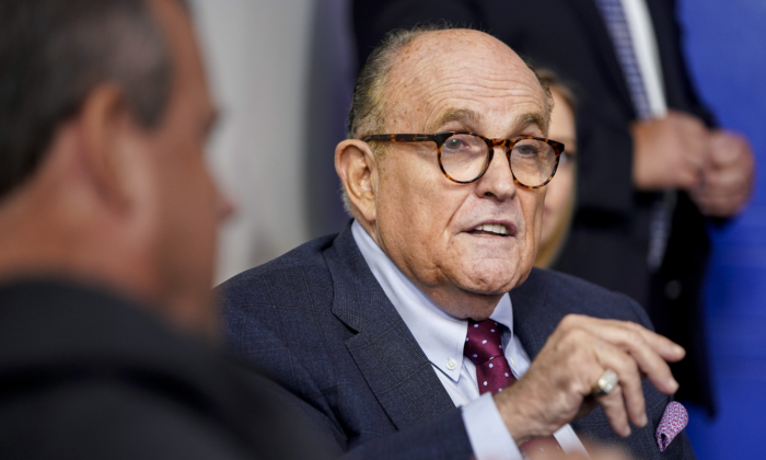 Ông Rudy Giuliani, cựu thị trưởng New York phát biểu trong cuộc họp báo do Tổng thống Donald Trump tổ chức tại phòng họp của Tòa Bạch Ốc vào ngày 27/9/2020 tại Washington. (Ảnh Joshua Roberts/ Getty Images)