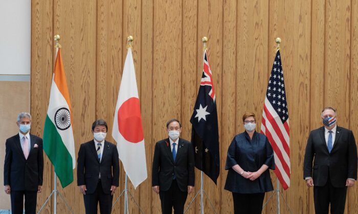 Ngoại trưởng Ấn Độ (trái), Ngoại trưởng Nhật Bản (phải), Thủ tướng Nhật Bản Yoshihide Suga, Ngoại trưởng Úc Marise Payne, và Ngoại trưởng Hoa Kỳ Mike Pompeo, cùng chụp hình trước cuộc họp Bộ Tứ quốc gia khu vực Ấn Độ Dương-Thái Bình Dương ở văn phòng thủ tướng Nhật Bản tại Tokyo ngày 06/10/2020. (Ảnh Nicholas Datiche / Pool / AFP / Getty Images)