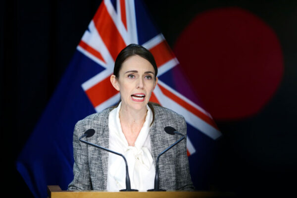 Thủ tướng Jacinda Ardern phát biểu trước truyền thông trong buổi họp báo tại Văn phòng Quốc Hội Wellington, New Zealand, vào 17/6/2020. (Ảnh Hagen Hopkins / Getty Images)