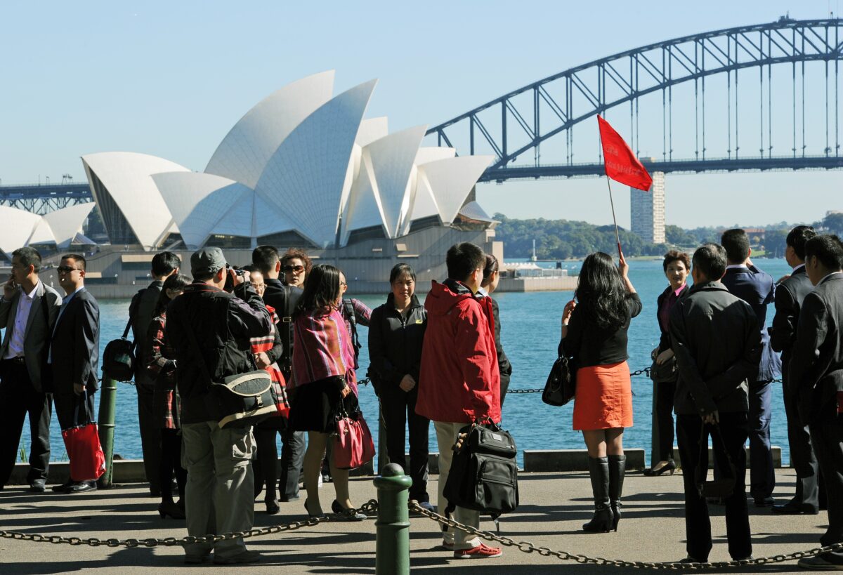 Du khách châu Á tại Nhà hát Opera Sydney và Cầu Cảng hôm 8/5/2012. (Ảnh Greg Wood / AFP / Getty Images)