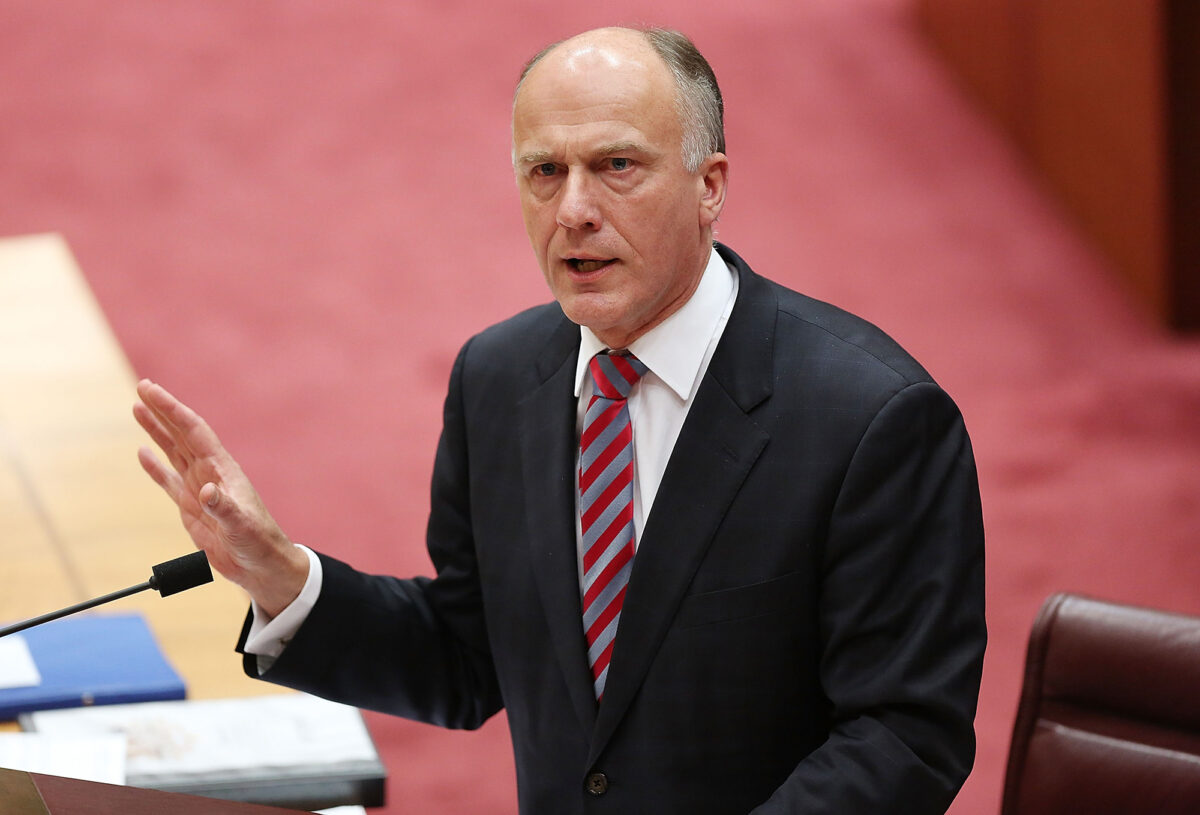 Thượng nghị sĩ Eric Abetz trong thời gian chất vấn tại Thượng viện, ở Canberra, Úc hôm 7/7/2014. (Ảnh Stefan Postles / Getty Images)