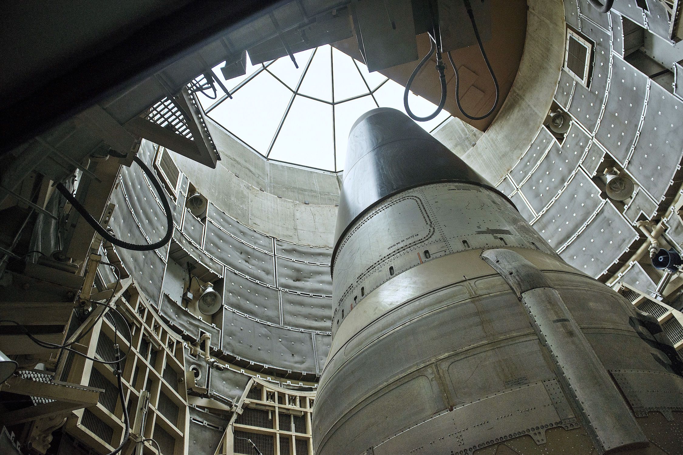 Một ICMB tên lửa hạt nhân Titan II đã ngừng hoạt động được nhìn thấy trong một silo tại Bảo tàng Tên lửa Titan ở Green Valley, Arizona, vào ngày 12 tháng 5 năm 2015. (Ảnh Brendan Smialowski / AFP / Getty)