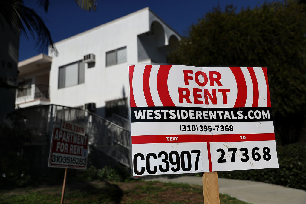 Tấm biển "cho thuê" được dán trước một tòa nhà chung cư ở Los Angeles vào ngày 1/2/2017. (Ảnh Justin Sullivan / Getty Images)