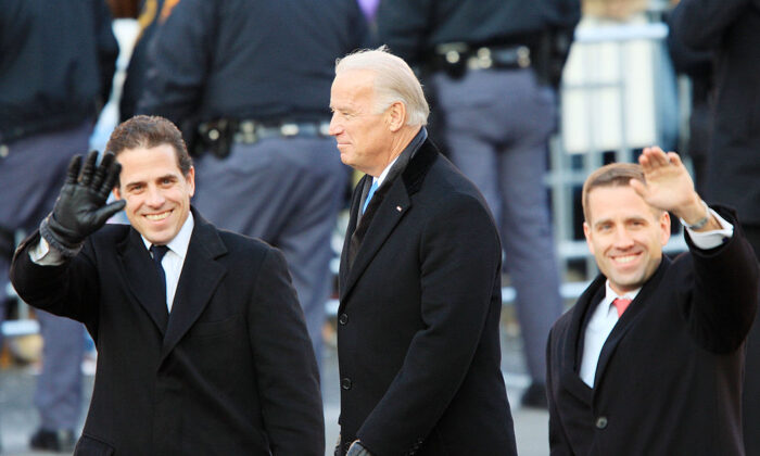 Cựu Phó Tổng thống Hoa Kỳ Joe Biden và các con trai Hunter Biden (trái) và Beau Biden đi bộ trong Lễ diễu hành nhậm chức ở Washington vào ngày 20/1/2009. (Ảnh David McNew/ Getty Images)