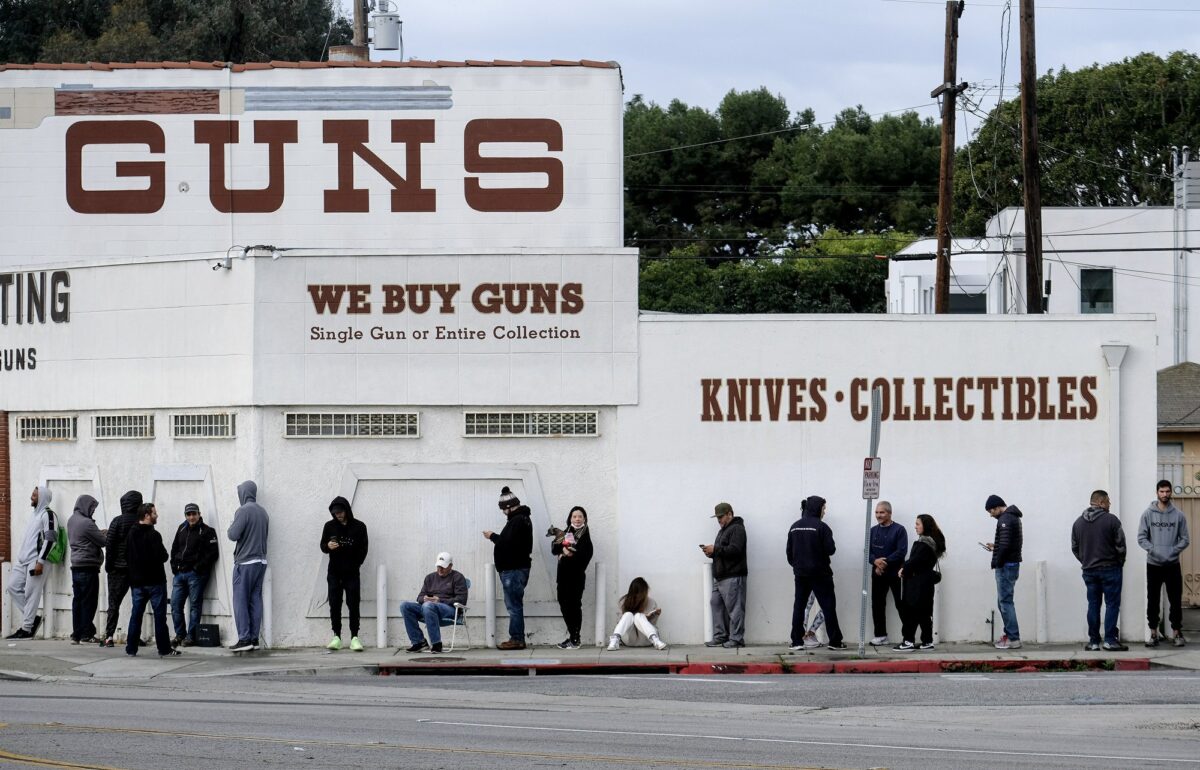 Mọi người xếp hàng chờ để vào một cửa hàng bán súng ở Culver City, California, vào ngày 15 tháng 3 năm 2020. (Ringo H.W. Chiu / Ảnh AP)