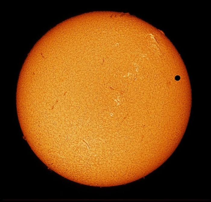 Tầm nhìn toàn cầu về lần đi qua đĩa Mặt Trời của Kim Tinh (Venus transit). (Ảnh F. Espenak, GSFC/ NASA)