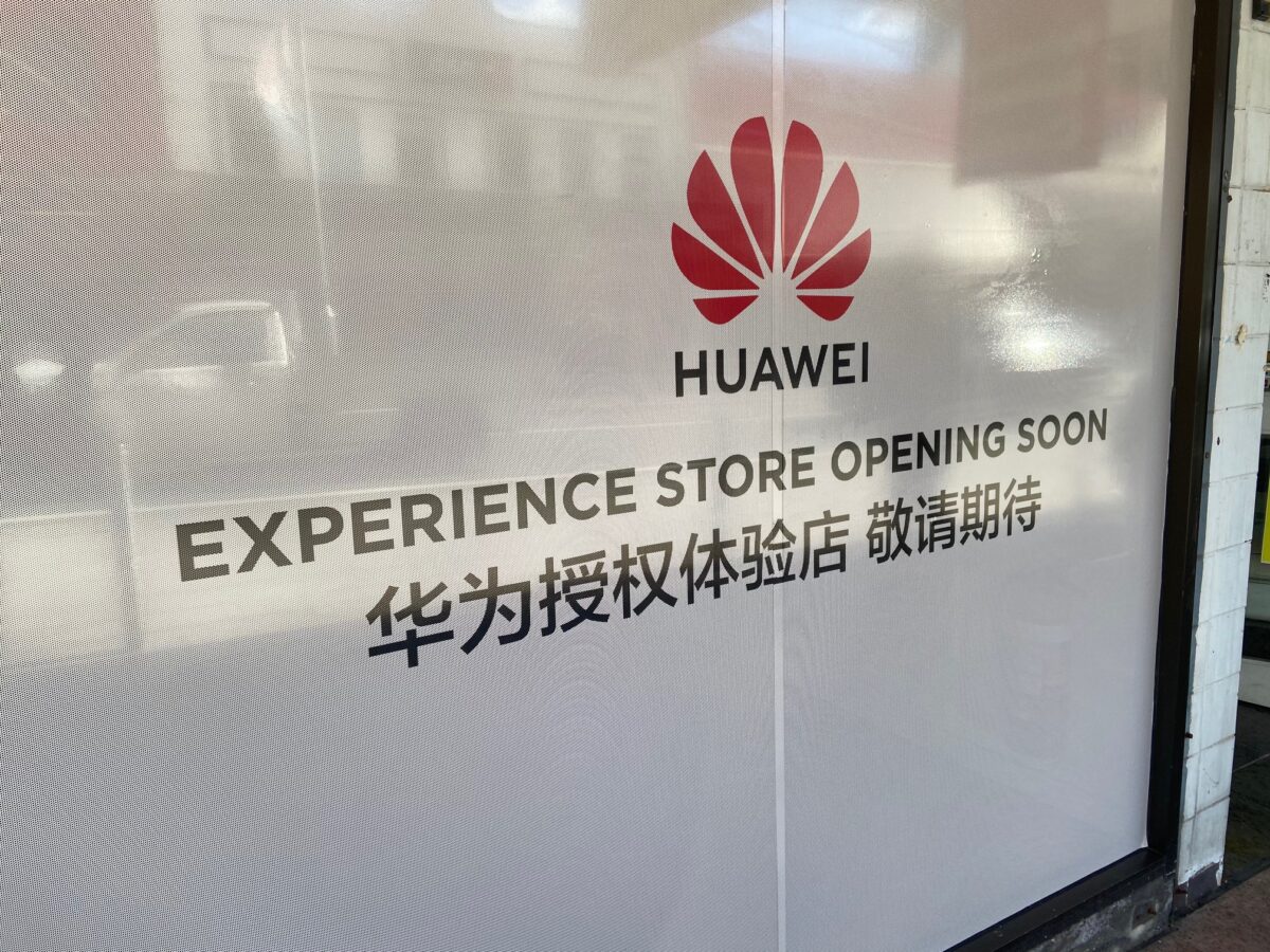 Quảng cáo cho Cửa hàng Trải nghiệm Huawei sắp khai trương tại khu thương mại Hurstville, Sydney hôm 24/9/2020. (Ảnh Epoch Times)