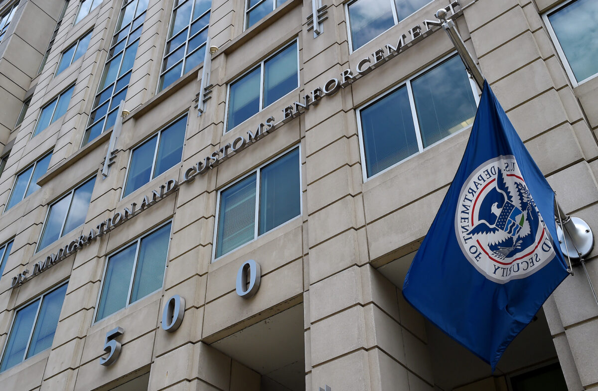 Lá cờ của Bộ An ninh Nội địa treo bên ngoài trụ sở Cơ quan Thực thi Di trú và Hải quan Hoa Kỳ (ICE) ở Washington, vào ngày 17/7/2020. (Ảnh Olivier Douliery/ AFP qua Getty Images)
