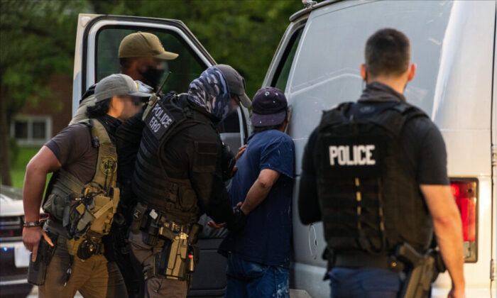 ICE bắt giữ 2.000 người nhập cư bất hợp pháp trong chiến dịch về bạo lực gia đình