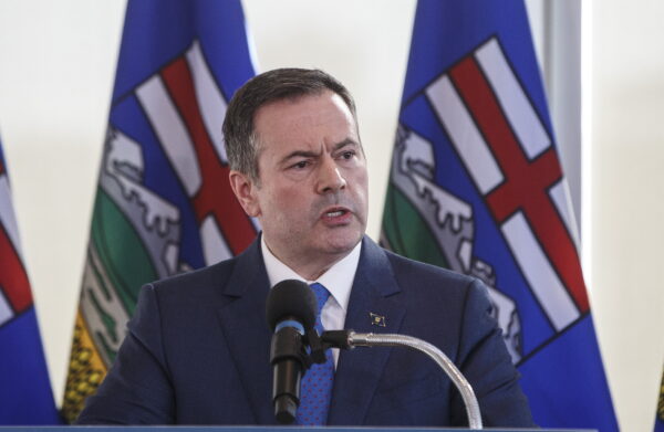Ông Jason Kenney, thống đốc tỉnh bang Alberta, phát biểu trong cuộc họp báo ở Edmonton vào ngày 24 tháng 2 năm 2020. (Ảnh Báo chí Canada / Jason Franson)