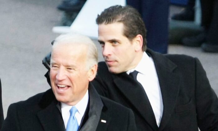 Phó Tổng thống khi đó, ông Joe Biden và con trai Hunter Biden đang đứng tại khán đài duyệt binh để quan sát Lễ diễu hành nhậm chức của Tổng thống Barack Obama từ phía trước Tòa Bạch Ốc, ngày 20/1/2009. (Ảnh Alex Wong / Getty Images)