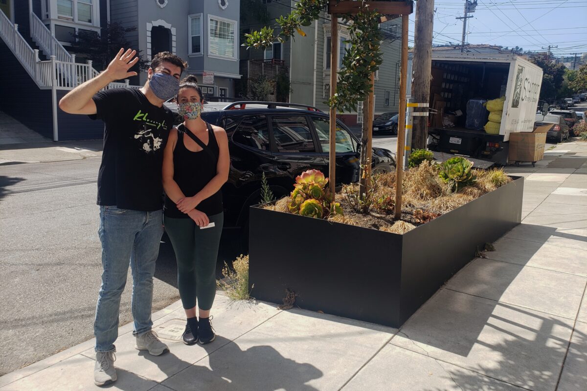 Anh Jordan Estreito và chị Aiden Forrest, những người chuẩn bị chuyển khỏi thành phố San Francisco, đứng trên con đường gần nhà của họ vào ngày 19/9/2020. (Ảnh David Lam / The Epoch Times)