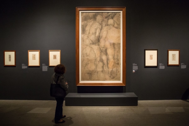 Một phụ nữ xem một cartoon của Michelangelo về một nhóm binh lính trong bức Đóng Đinh Thánh Peter được trưng bày tại Bảo tàng Nghệ thuật Metropolitan ở New York vào ngày 6 tháng 11 năm 2017. (Ảnh: Benjamin Chasteen / The Epoch Times)