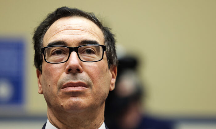 Bộ trưởng Tài chính Steven Mnuchin xem xét trước khi làm chứng trước phiên điều trần của tiểu ban Hạ viện điều tra phản ứng của liên bang đối với cuộc khủng hoảng virus corona trên Đồi Capitol ở Washington, vào ngày 1 tháng 9 năm 2020. (Ảnh Graeme Jennings / Pool / Getty Images)