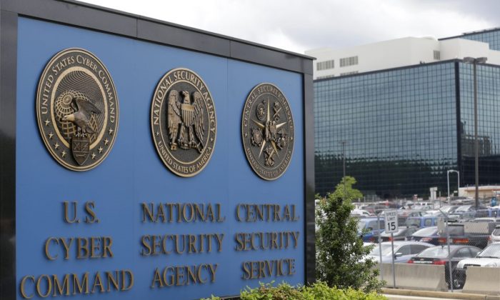 Biểu tượng bên ngoài khuôn viên Cơ quan An ninh Quốc gia (NSA) ở Fort Meade, Maryland, hôm 6/6/2013. (Ảnh Patrick Semansky/AP Photo)
