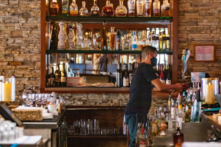 Khảo sát: Doanh nghiệp nhỏ chịu tác động tiêu cực nhất của COVID-19 trong lĩnh vực dịch vụ lưu trú và thực phẩm