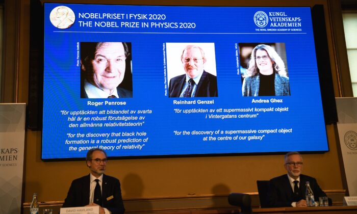 David Haviland, thành viên của Ủy ban Nobel Vật lý (trái) và Goran K. Hansson, Tổng thư ký của Học viện Khoa học, công bố những người chiến thắng Giải Nobel Vật lý năm 2020 (phải) trong một cuộc họp báo tại Học viện Khoa học Hoàng gia Thụy Điển, tại Stockholm, Thụy Điển, vào ngày 6 tháng 10 năm 2020. (Ảnh Fredrik Sandberg / TT / AP)
