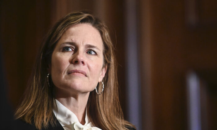 Thẩm phán Amy Coney Barrett trên Đồi Capitol ở Washington vào ngày 1 tháng 10 năm 2020. (Ảnh Erin Scott / Pool / Getty Images)