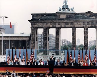 Tổng thống Hoa Kỳ Ronald Reagan đọc diễn văn trước Cổng Brandenburg ở giữa Bức tường Berlin ngày 12 tháng 6 năm 1987, mà trong đó ông yêu cầu nhà lãnh đạo Liên Xô Mikhail Sergeyevich Gorbachyov: "Hãy phá đổ bức tường này !" (Ảnh<a href="https://vi.wikipedia.org/wiki/B%E1%BB%A9c_t%C6%B0%E1%BB%9Dng_Berlin"> wikipedia</a>)