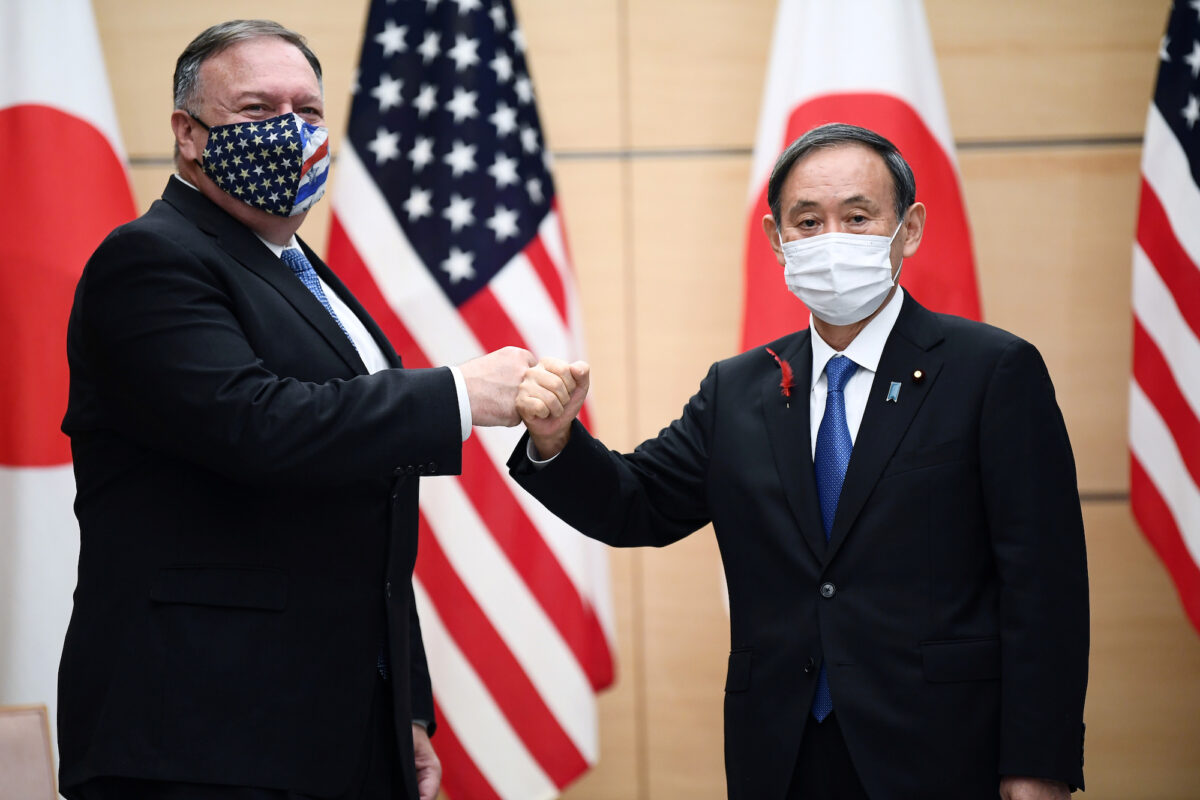 Thủ tướng Nhật Bản Yoshihide Suga (phải) và Ngoại Trưởng Hoa Kỳ Mike Pompeo chụp ảnh trước cuộc họp ở Tokyo, Nhật Bản, vào ngày 6/10/2020 (Ảnh Charly Triballeau / Pool qua Reuters)