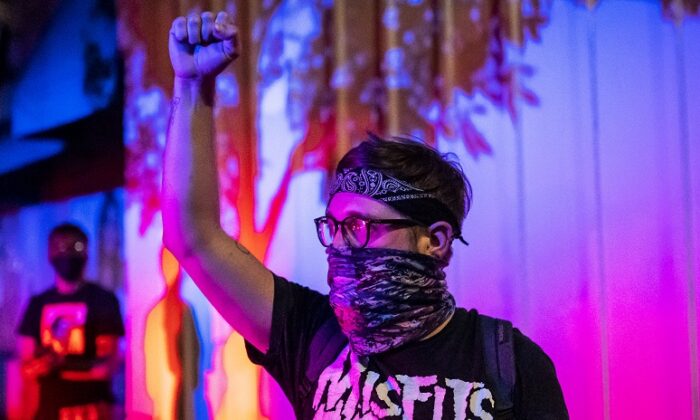 Sự giao thoa đáng lo ngại giữa chủ nghĩa Antifa, BLM và các giáo viên trường công lập