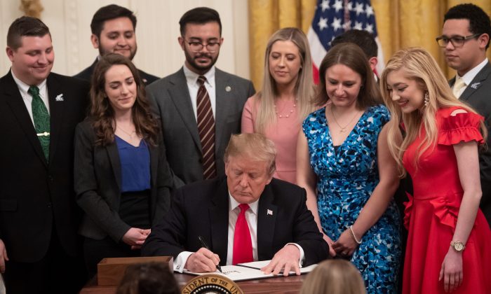 Tổng thống Donald Trump ký sắc lệnh hành pháp để bảo vệ quyền tự do ngôn luận trong khuôn viên trường đại học tại một buổi lễ ở Phòng Đông của Nhà Trắng, Washington, vào ngày 21 tháng 3 năm 2019. (Ảnh Saul Loeb / AFP / Getty Images)