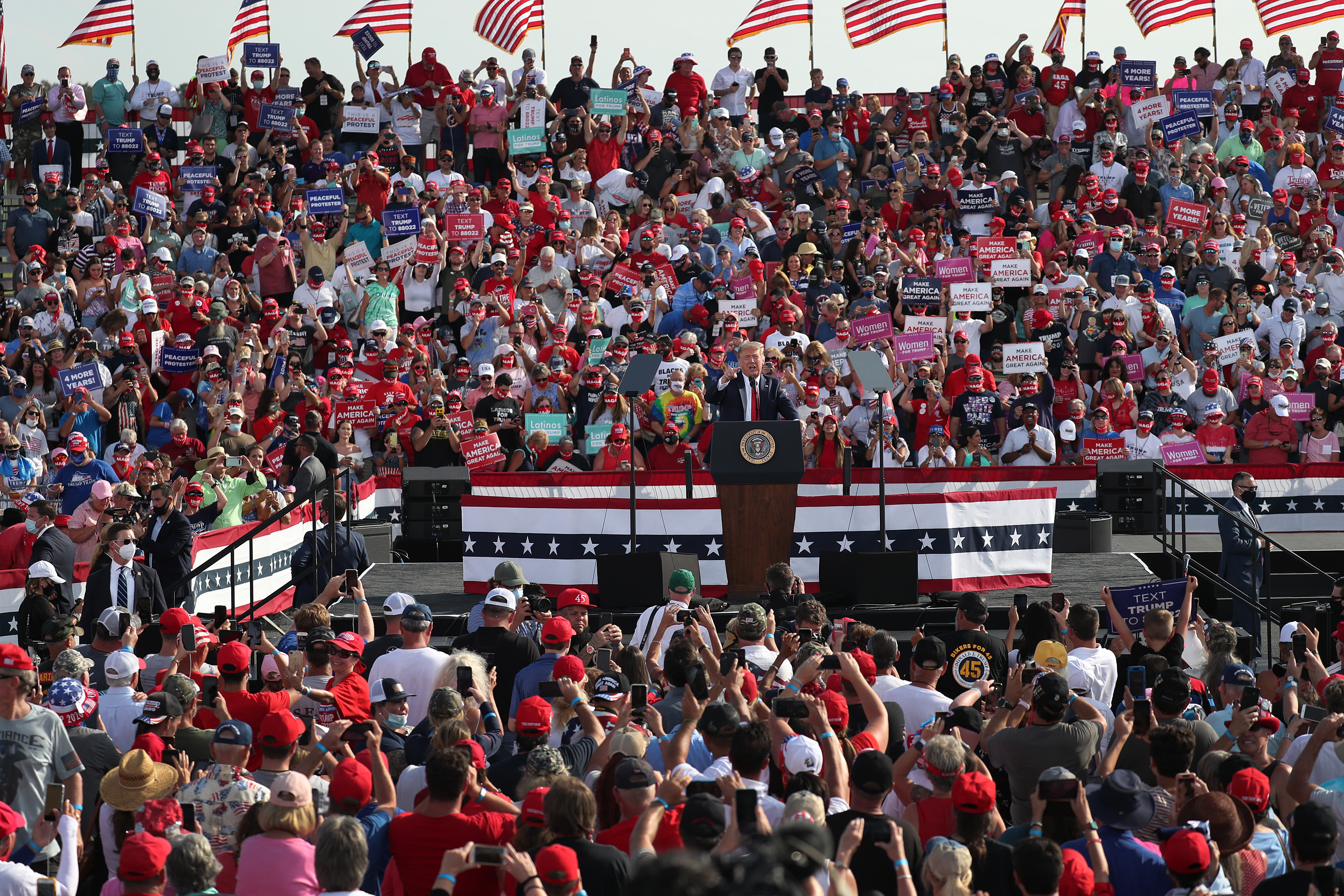 Tổng thống Donald Trump phát biểu trong một sự kiện vận động tranh cử tại Sân bay Quốc tế Ocala ở Ocala, Florida, vào ngày 16/10/2020. (Ảnh Joe Raedle / Getty Images)