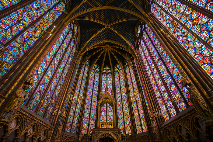 Nhà nguyện phía trên của Sainte-Chapelle ở Paris, nơi Vua Louis IX và triều đình của ông đến để thờ nguyện. Ở trung tâm là một nơi chứa thánh tích có từ thế kỷ 19, từng đặt “những thánh tích Cuộc khổ nạn”, hiện được lưu giữ tại Nhà thờ Đức Bà Paris. (Shutterstock)