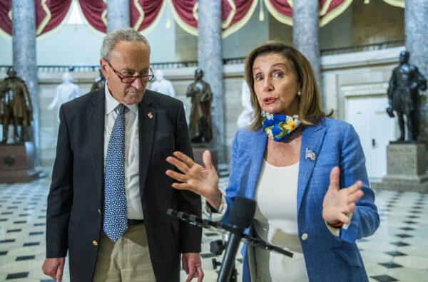 Chủ tịch Hạ viện Nancy Pelosi (D-Calif.), với Lãnh đạo thiểu số Thượng viện Chuck Schumer (DN.Y.), nói chuyện với các phóng viên tại Điện Capitol ở Washington vào ngày 1 tháng 8 năm 2020. (Ảnh Manuel Balce Ceneta / AP)