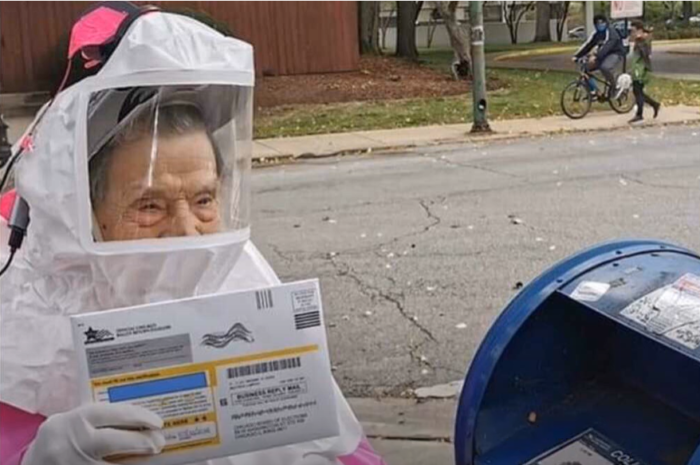 Cụ già 102 tuổi mặc đồ bảo hộ đi bỏ phiếu bầu cử Tổng thống