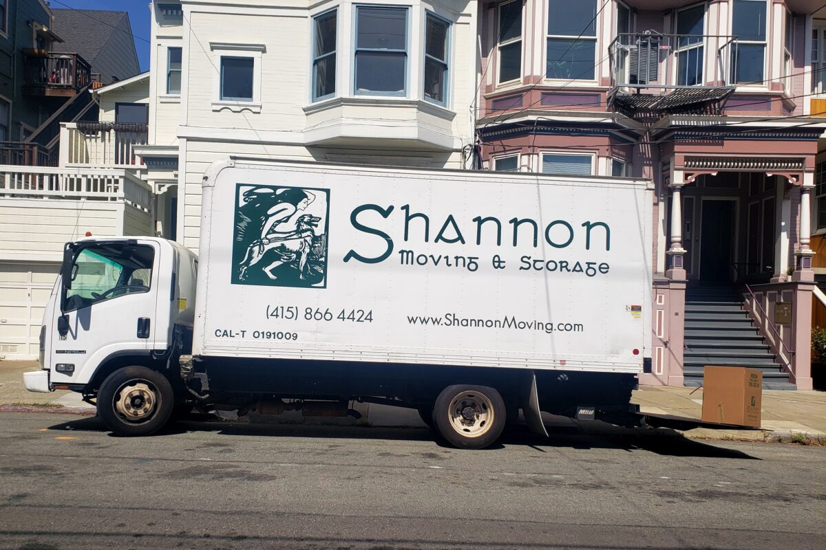 Một chiếc xe tải chuyển đồ đỗ ở [thành phố] San Francisco, vào ngày 19/9/2020. (Ảnh David Lam / The Epoch Times)