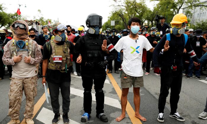 Cảnh sát Thái Lan dùng vòi rồng dẹp gần 2.000 người biểu tình