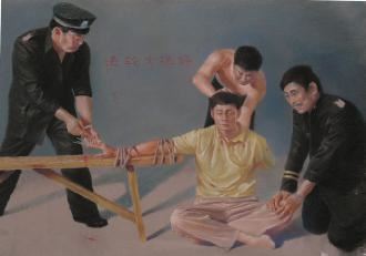 Tranh tái hiện cảnh tra tấn - dùng que tre chọc thủng ngón tay. (Ảnh Minghui.org)