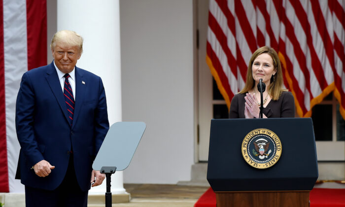 Thẩm phán Amy Coney Barrett phát biểu sau khi được Tổng thống Donald Trump đề cử vào Tòa án Tối cao Hoa Kỳ tại Vườn Hồng của Nhà Trắng vào ngày 26 tháng 9 năm 2020. (Ảnh Olivier Douliery / AFP qua Getty Images)