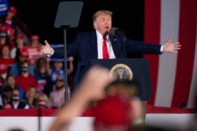 Tổng thống Trump nói đùa rằng ông có thể ‘rời Hoa Kỳ’ nếu thất cử