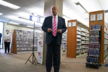 Tổng thống Trump bỏ phiếu trực tiếp sớm ở Florida