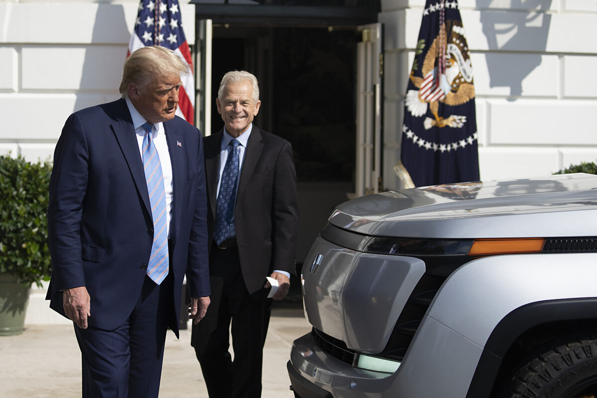 Nhà Trắng công bố kỷ lục về kế hoạch ‘Buy American’ của TT Trump, thách thức ông Biden
