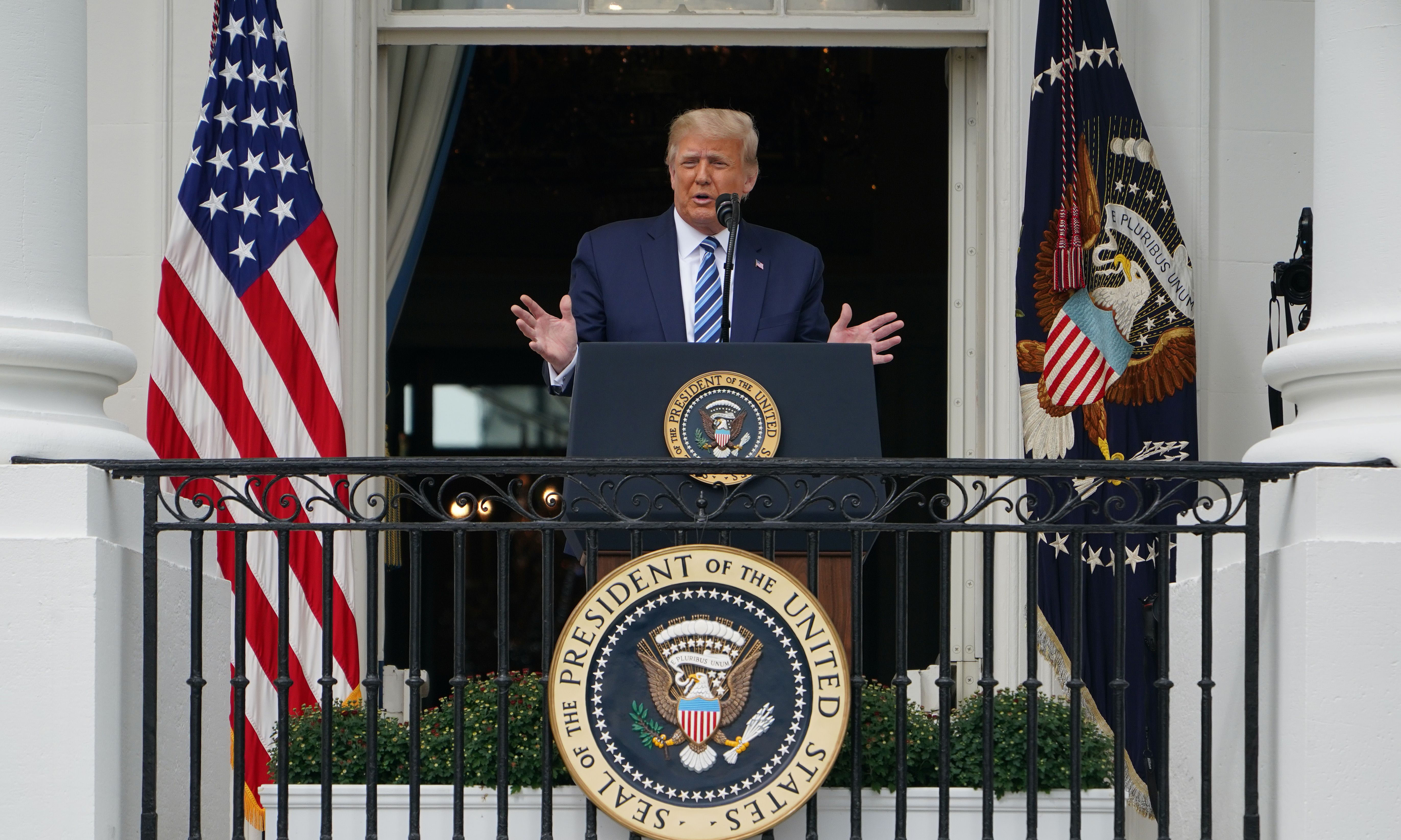 Tổng thống Donald Trump phát biểu về luật và trật tự từ South Portico của Tòa Bạch Ốc vào ngày 10/10/2020. (Ảnh Mandel Ngan/AFP via Getty Images)