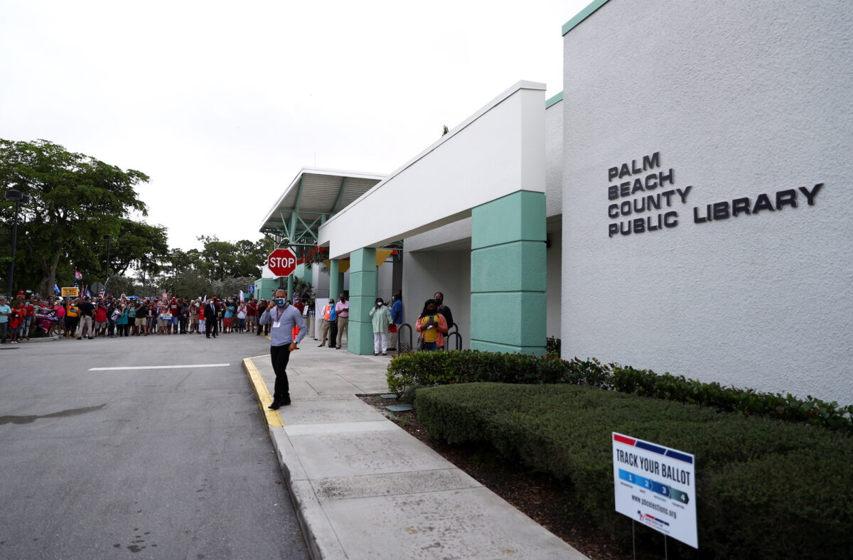 Người dân tập trung ngoài điểm bỏ phiếu tại Thư viện Quận Palm Beach, nơi TT Donald Trump bỏ phiếu sớm cho cuộc bầu cử tổng thống, ở West Palm Beach, Fla., hôm 24/10/2020. (Tom Brenner/Reuters)