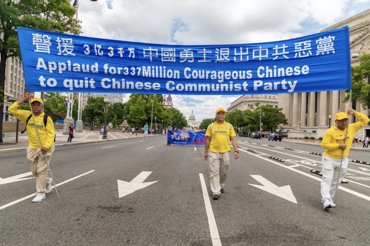 Các học viên Pháp Luân Công cầm biểu ngữ ủng hộ 330 triệu người Trung Quốc đã thoái xuất khỏi ĐCSTQ trong cuộc diễn hành ở Washington ngày 18/7/2019. (Ảnh Mark Zou / The Epoch Times)
