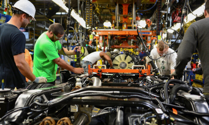Hình ảnh các công nhân đang lắp ráp một chiếc xe tải tại nhà máy xe tải Louisville Ford ở Louisville, Kentucky, vào ngày 30/9/2016. (Ảnh Bryan Woolston/ Reuters)