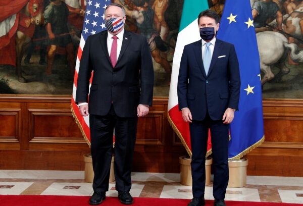 Ngoại trưởng Hoa Kỳ Mike Pompeo gặp Thủ tướng Ý Giuseppe Conte tại Rome, Ý, vào ngày 30 tháng 9 năm 2020. (Ảnh Guglielmo Mangiapane / Pool / Reuters)