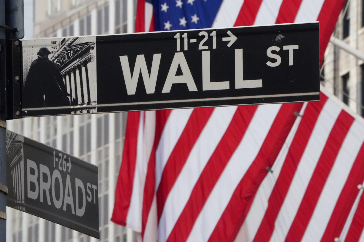 Bảng hiệu Wall Street được chụp gần Sở giao dịch chứng khoán New York (NYSE) ở quận Manhattan của Thành phố New York, NY, vào ngày 9/3/2020. (Ảnh Carlo Allegri/ Reuters)