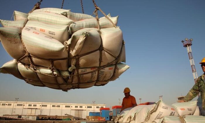 Công nhân vận chuyển các sản phẩm đậu tương nhập khẩu tại một cảng ở Nam Thông, tỉnh Giang Tô, Trung Quốc ngày 9 tháng 4 năm 2018. (Ảnh Reuters)