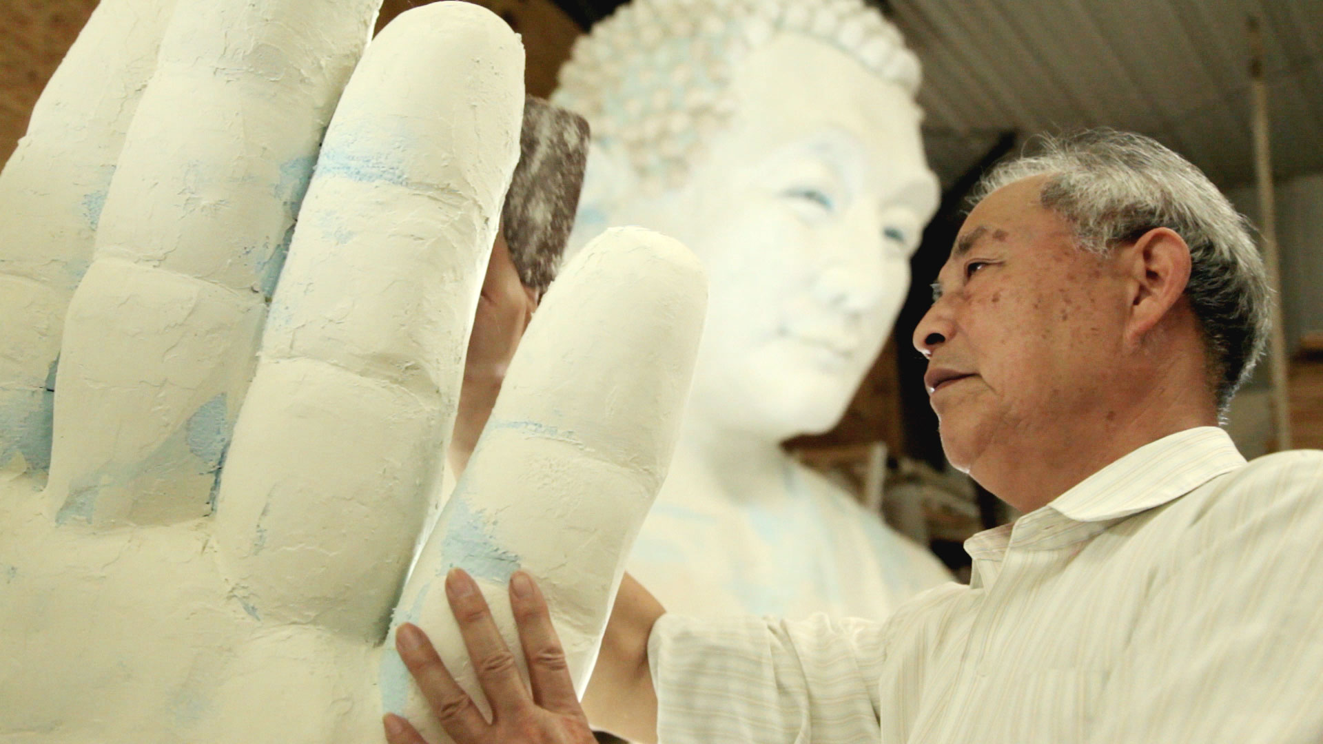 Giáo sư Trương Côn Luân đang thực hiện một tác phẩm điêu khắc. (Ảnh Artofcouragefilm)